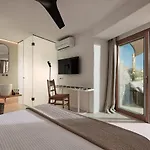 Barbarossa - Elegant Beachfront Retreat With Heated Pool & Outdoor Gym Villa *